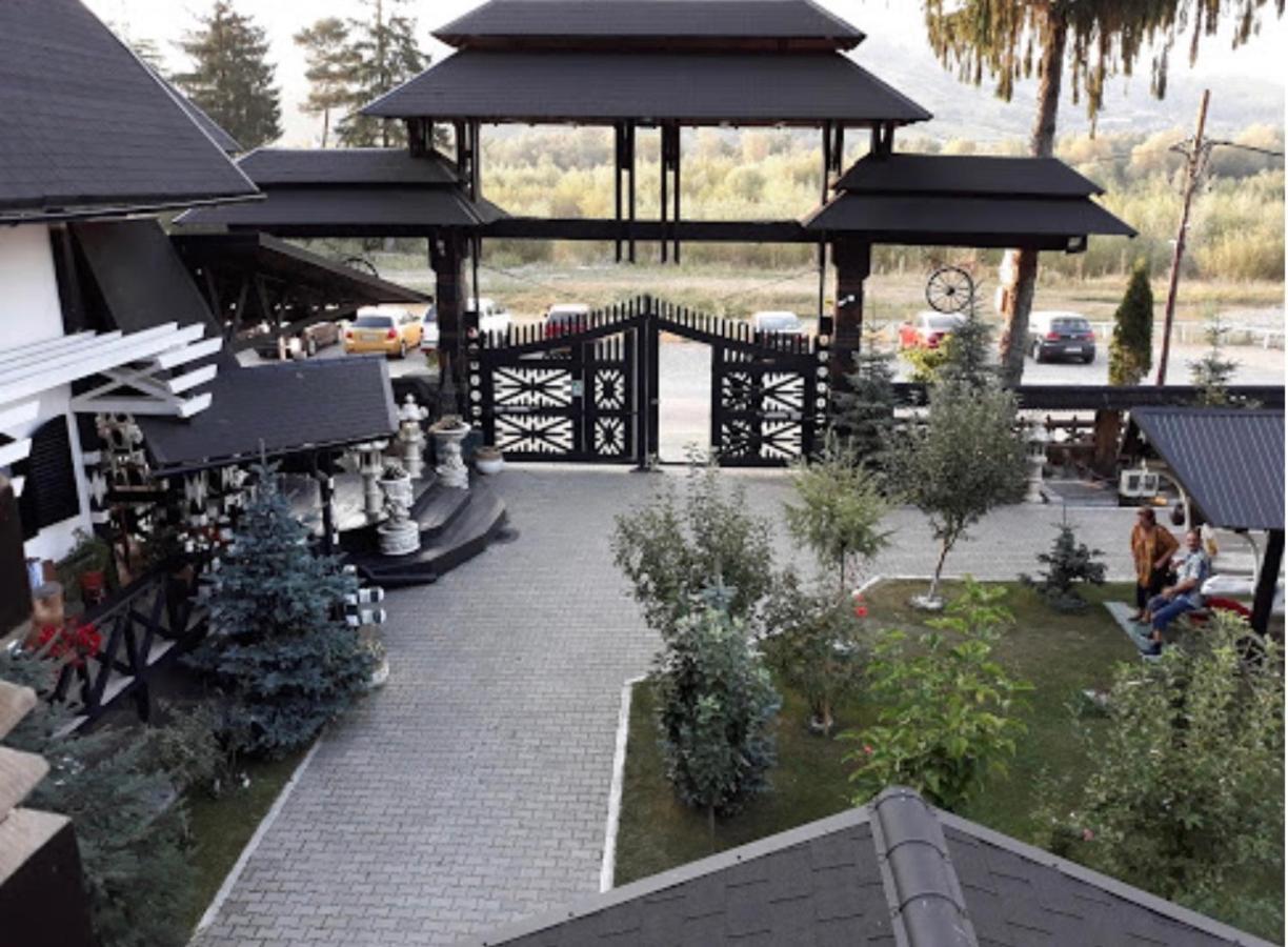 Hotel Complex Lions Bucovina Voroneț Exteriér fotografie
