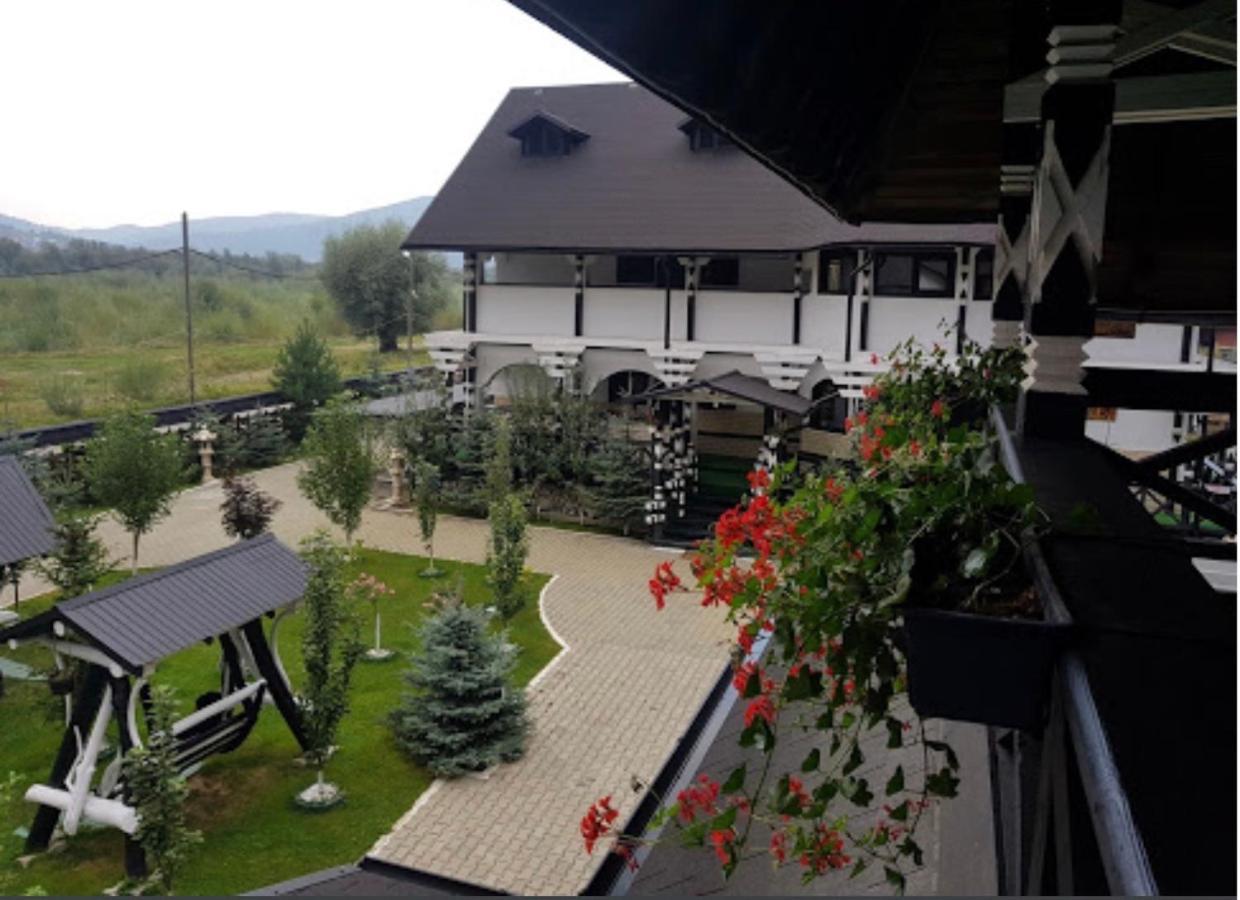 Hotel Complex Lions Bucovina Voroneț Exteriér fotografie
